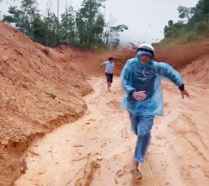 Sạt lở đất vùng đồi núi: Khi sườn dốc bị suy yếu bởi bàn tay con người - Ảnh 3.