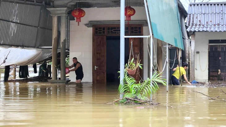 Đêm hớt hải chạy lũ bên dòng Ô Lâu - Ảnh 3. Ô Lâu - Ảnh 5.