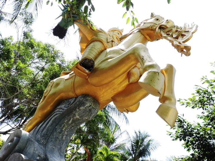 Tượng Thánh Gióng ở công viên biển Nha Trang hư hỏng nặng, nguy cơ nguy hiểm - Ảnh 1.