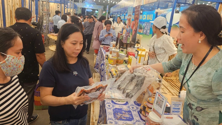 Người dân TP.HCM ùn ùn đến, Lễ hội cua Cà Mau 'hết sạch cua' - Ảnh 8.