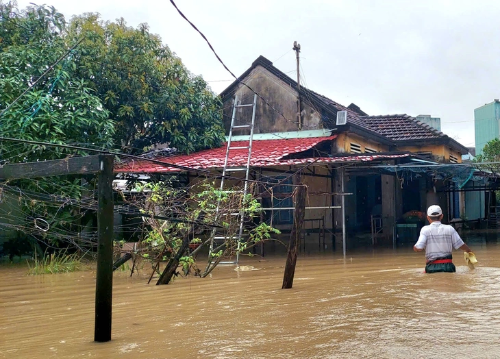Quy Nhơn ngập lụt, Chủ tịch tỉnh yêu cầu sơ tán dân khỏi nơi nguy hiểm - Ảnh 1.