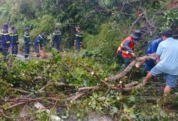 Nhiều tỉnh lộ, đường liên xã miền núi Khánh Hòa bị sạt lở, nước lớn cuốn trôi - Ảnh 3.