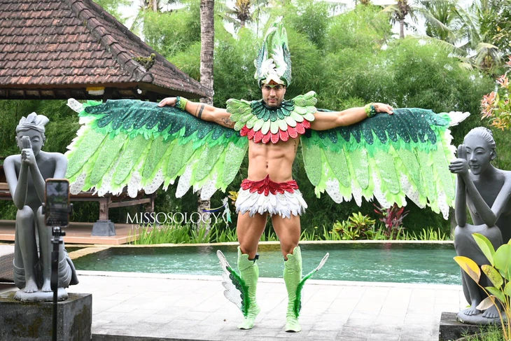 Trang phục dân tộc Man of the Year 2025 bị chế thiếu nam tính - Ảnh 6. Man of the Year - Ảnh 7.