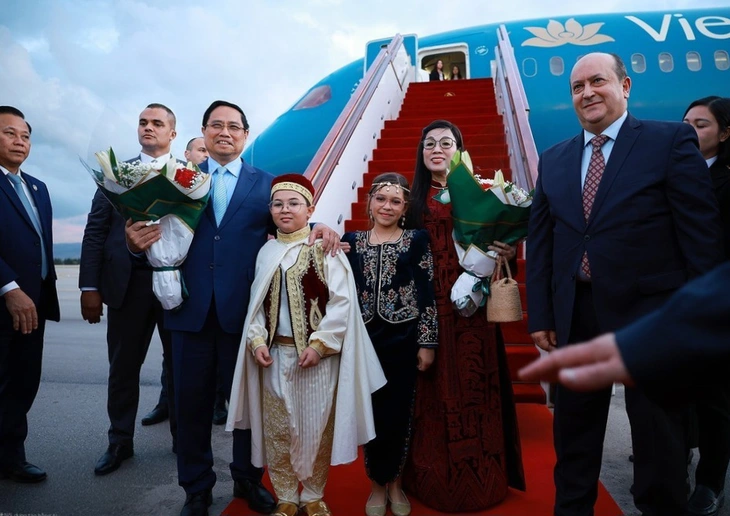 Thủ tướng Phạm Minh Chính và Phu nhân bắt đầu thăm chính thức Algeria - Ảnh 1.