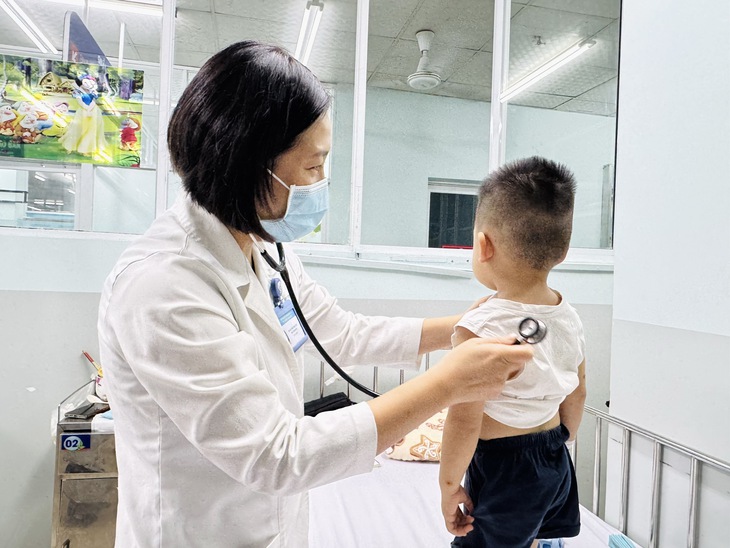 Cúm mùa nhiều nơi, bệnh tay chân miệng tăng nhanh cả nước - Ảnh 1. tay chân miệng - Ảnh 1.