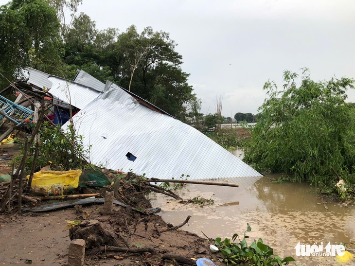 Sạt lở bờ sông Hậu làm 4 căn nhà sụp xuống sông, 8 căn khác di dời khẩn cấp - Ảnh 1.