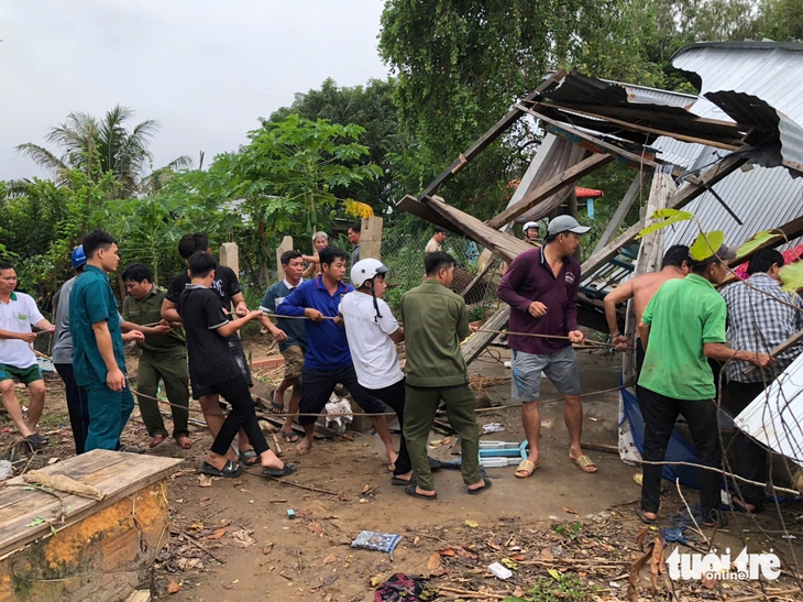 Sạt lở bờ sông Hậu làm 4 căn nhà sụp xuống sông, 8 căn khác di dời khẩn cấp - Ảnh 2.