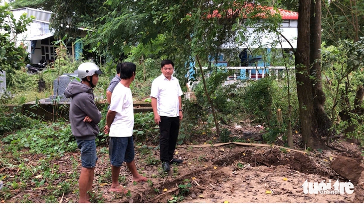 Sạt lở bờ sông Hậu làm 4 căn nhà sụp xuống sông, 8 căn khác di dời khẩn cấp - Ảnh 3.