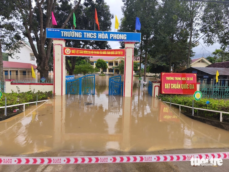 Đắk Lắk: Thầy cô dọn lũ đón học sinh trở lại trường- Ảnh 2. học sinh - Ảnh 3.