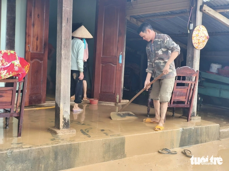 Đắk Lắk: Thầy cô dọn lũ đón học sinh trở lại trường- Ảnh 3. học sinh - Ảnh 4.