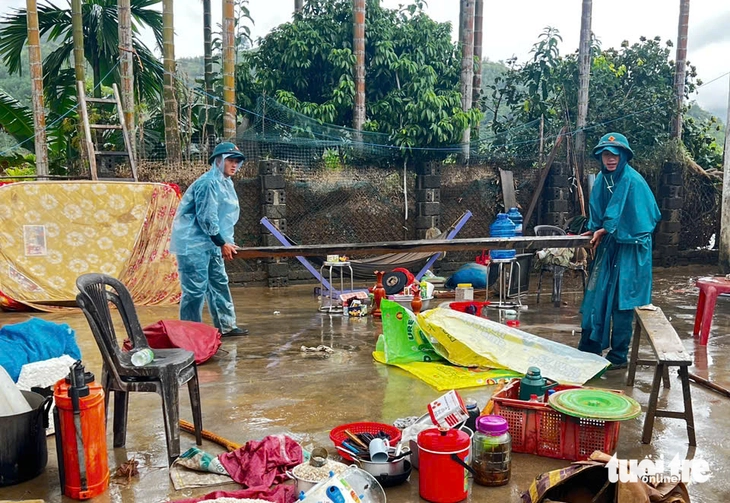 Đắk Lắk: Thầy cô dọn lũ đón học sinh trở lại trường- Ảnh 4. Đắk Lắk: Thầy cô dọn lũ đón học sinh trở lại trường- Ảnh 4.
