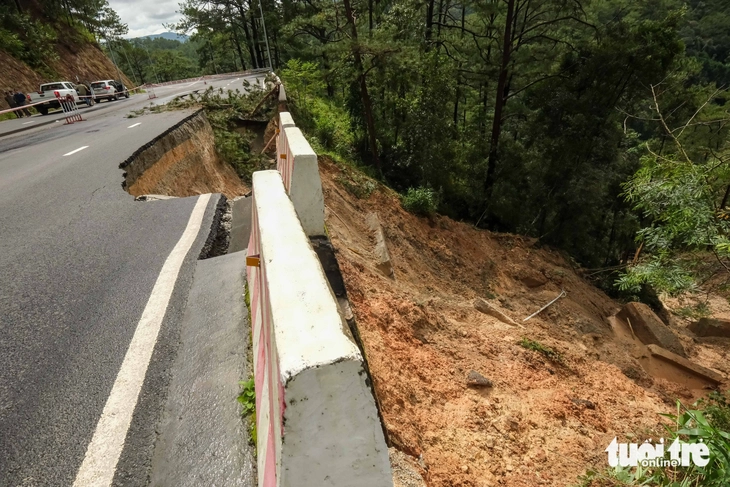 Đà Lạt bị cô lập sau khi nhiều đèo sạt lở là tin thất thiệt - Ảnh 3.