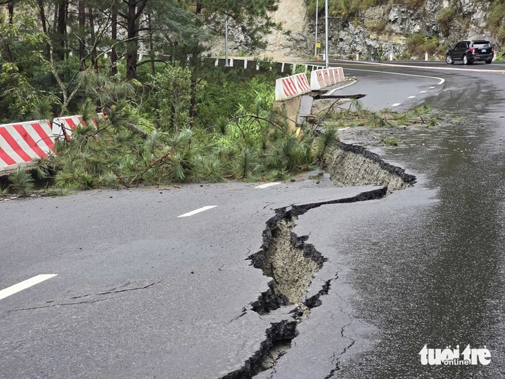 Đèo Prenn Đà Lạt vừa sạt lở còn bảo hành 1 tháng - Ảnh 1.