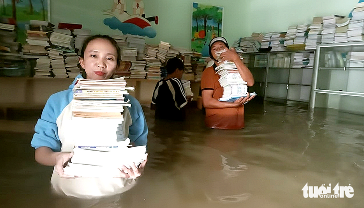 Đắk Lắk: Thầy cô dọn lũ đón học sinh trở lại trường - Ảnh 1.