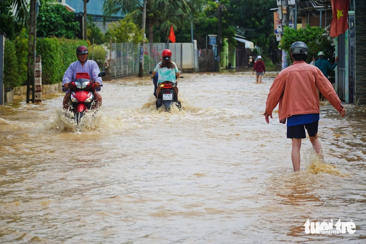 Trời nắng, nhiều nơi ở vùng ven sông Cái Nha Trang vẫn ngập nhẹ, dân lo mưa lớn lại lụt - Ảnh 6.