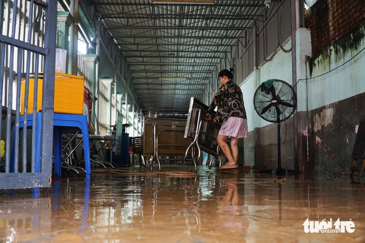 Lũ rút, dân Khánh Hòa vừa dọn nhà vừa nơm nớp lo lũ mới - Ảnh 7.