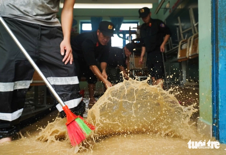 Lũ rút, dân Khánh Hòa vừa dọn nhà vừa nơm nớp lo lũ mới - Ảnh 9.