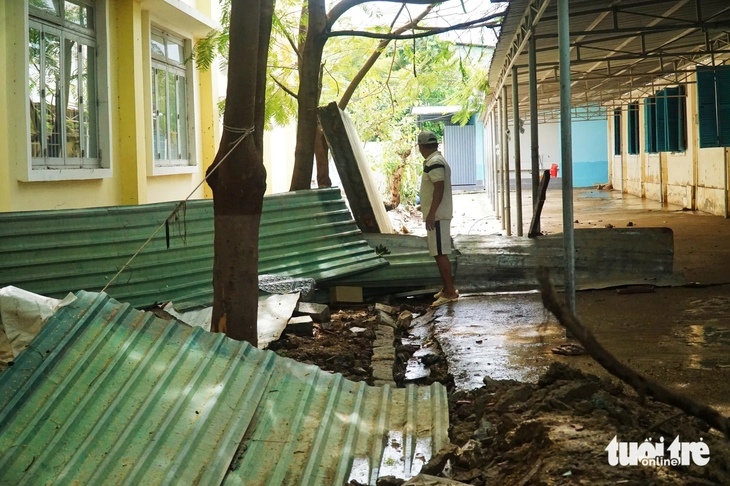 Lũ rút, dân Khánh Hòa vừa dọn nhà vừa nơm nớp lo lũ mới - Ảnh 11.