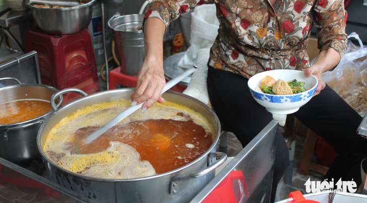 Canh bún cô Lan: Quán nằm tít hẻm sâu khiến thực khách gần xa tìm kiếm - Ảnh 3. canh bún - Ảnh 3.