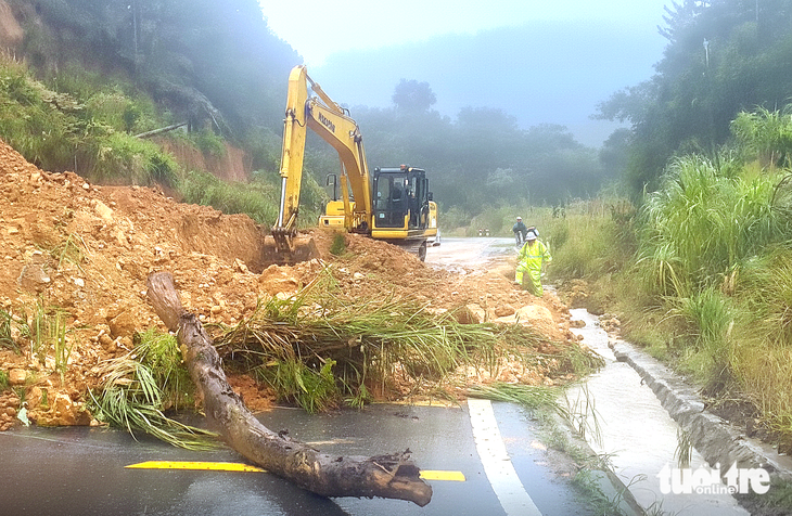 Giải cứu 2 tài xế xe tải chở hoa mắc kẹt trên đèo Khánh Lê - Ảnh 3.