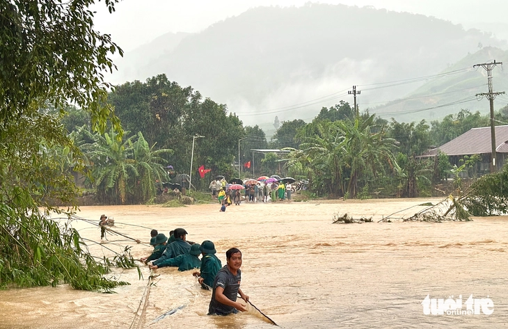 Mưa lũ ở Đắk Lắk gây sập nhà, 200 hộ dân được cứu hộ bằng dây cáp - Ảnh 6.