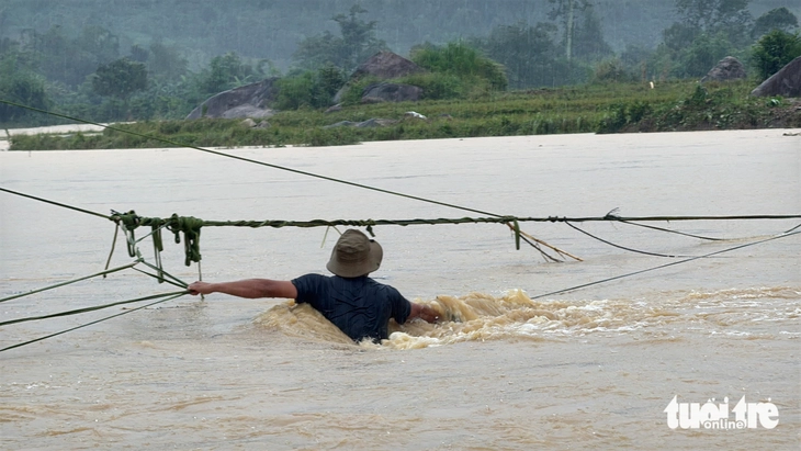 Bộ đội căng dây cáp qua sông cứu 200 người dân Đắk Lắk thoát lũ dữ - Ảnh 4.