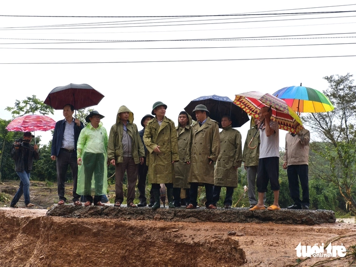 Bộ đội căng dây cáp qua sông cứu 200 người dân Đắk Lắk thoát lũ dữ - Ảnh 12.