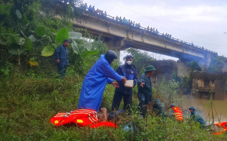 Bộ Quốc phòng giao Quân khu 4,5 bằng mọi biện pháp, tiếp cận ngay khu vực dân bị cô lập - Ảnh 5.