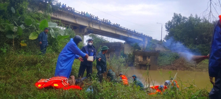 Tìm thấy thi thể nạn nhân bị lũ cuốn ở Đà Nẵng, xe đặc chủng vận chuyển bệnh nhân ở vùng cô lập - Ảnh 1.
