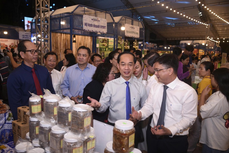 Người dân TP.HCM ùn ùn đến, Lễ hội cua Cà Mau 'hết sạch cua' - Ảnh 2.