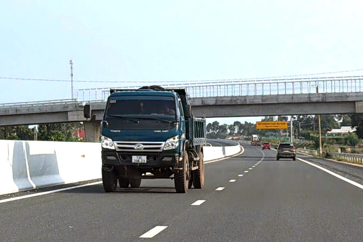 Cao tốc Biên Hòa - Vũng Tàu chưa thông, ô tô, xe máy vẫn ồ ạt 'vượt rào', chạy ngược chiều - Ảnh 1.