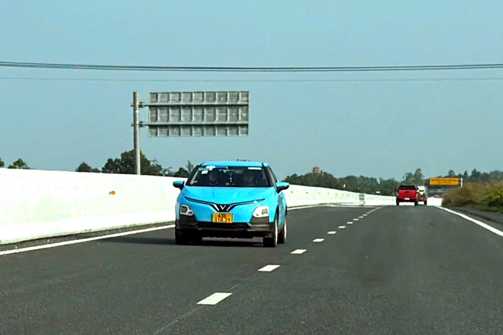 Cao tốc Biên Hòa - Vũng Tàu chưa thông, ô tô, xe máy vẫn ồ ạt 'vượt rào', chạy ngược chiều - Ảnh 3.