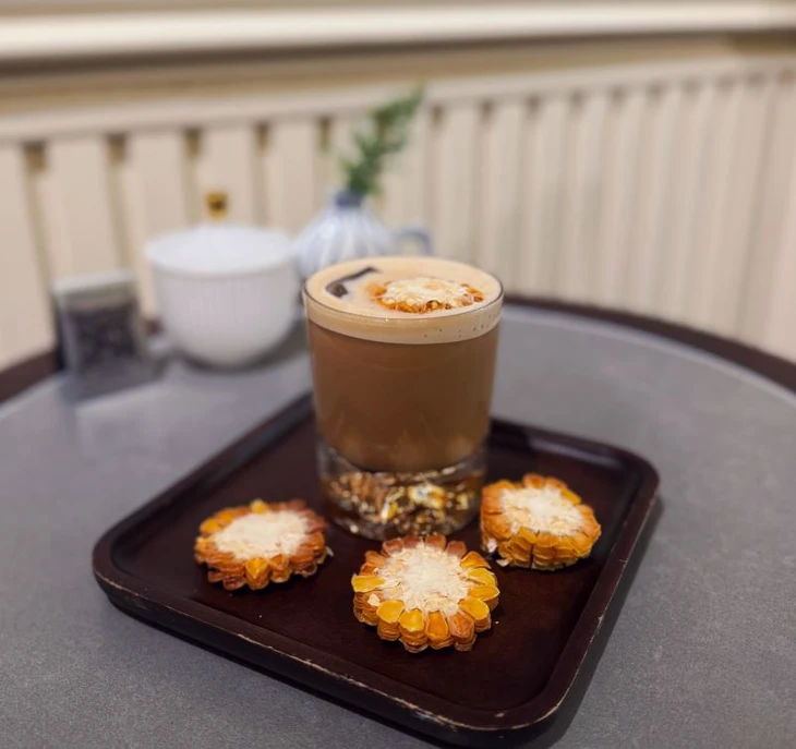 Khách Tây lạy chủ quán ở Hà Nội vì món ăn ngon quá - Ảnh 2.