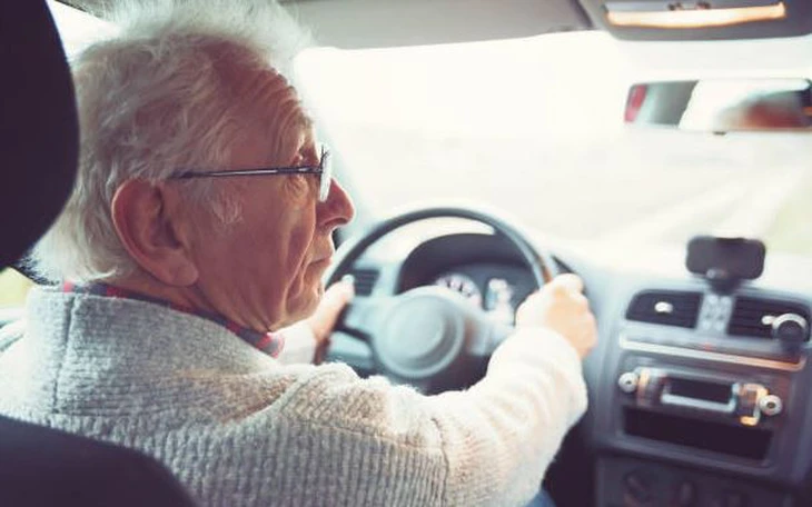 Ảnh vui 18-11: 'Lựa tờ vé số đi ba, trúng lên voi, trật xuống làm bạn với con'  - Ảnh 7.