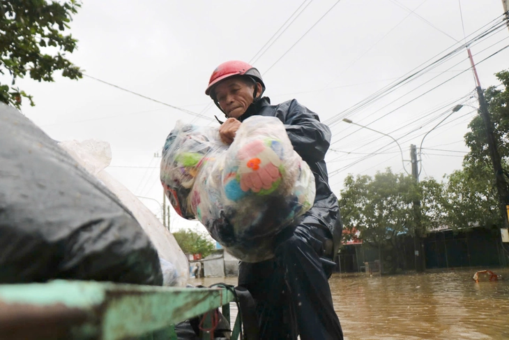 Đêm hớt hải chạy lũ bên dòng Ô Lâu - Ảnh 2. Ô Lâu - Ảnh 3.