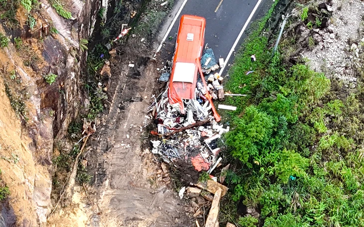 Mưa lũ, sạt lở ở Khánh Hòa: Thêm một người mất tích, cầu Phú Kiểng bị cuốn trôi - Ảnh 1. Khánh Hòa - Ảnh 1.