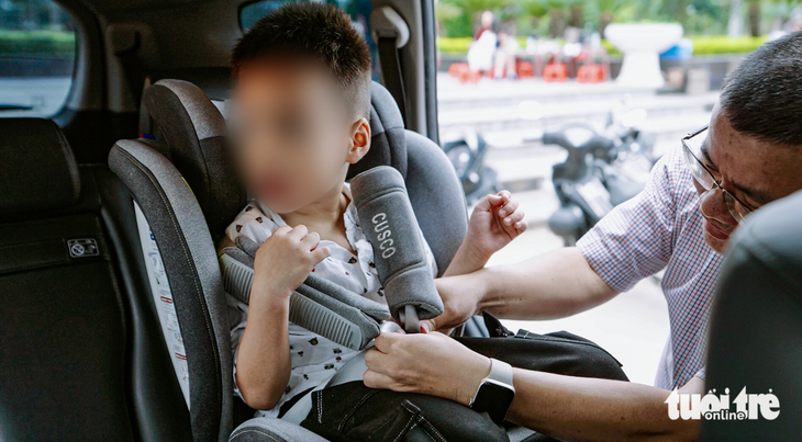 Cục CSGT: Có thể sử dụng ghế, đệm hoặc dây đai dành riêng phù hợp với trẻ trên ô tô - Ảnh 1.
