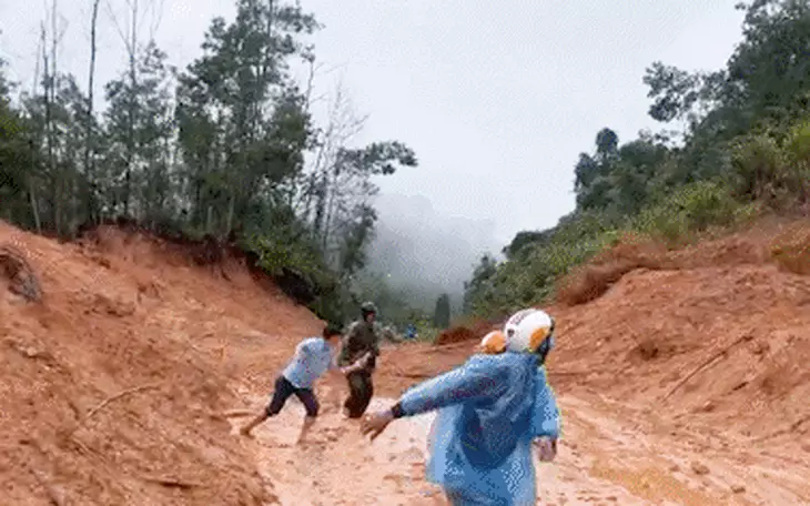 Mưa lớn gây sạt lở, đất đổ vùi trên tuyến đường ở miền núi Đà Nẵng gây chia cắt một thôn - Ảnh 3.