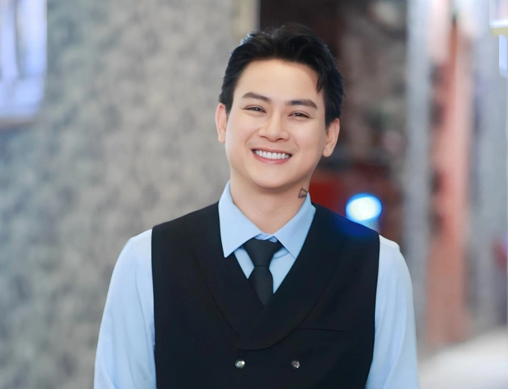 Hoài Lâm trở lại ca hát, khán giả muốn nghe mãi nghe hoài - Ảnh 1. Hoài Lâm - Ảnh 1.