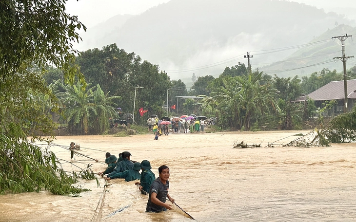 Nhiều khu vực đông Đắk Lắk xuyên đêm đưa người dân chạy lụt - Ảnh 7.