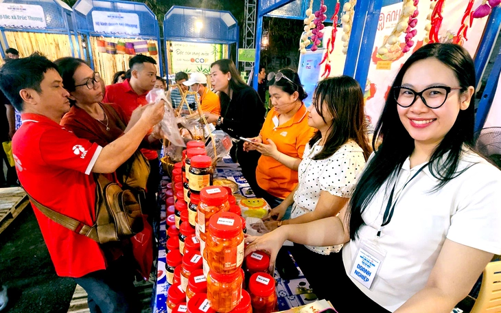 TP.HCM: Chật ních khách ở lễ hội cua Cà Mau, người bán bất ngờ vì 'hàng lên là hết' - Ảnh 11.