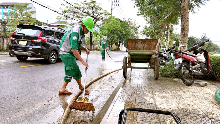 Lũ ở Huế rút dần, một người mất tích do lật ghe - Ảnh 1.