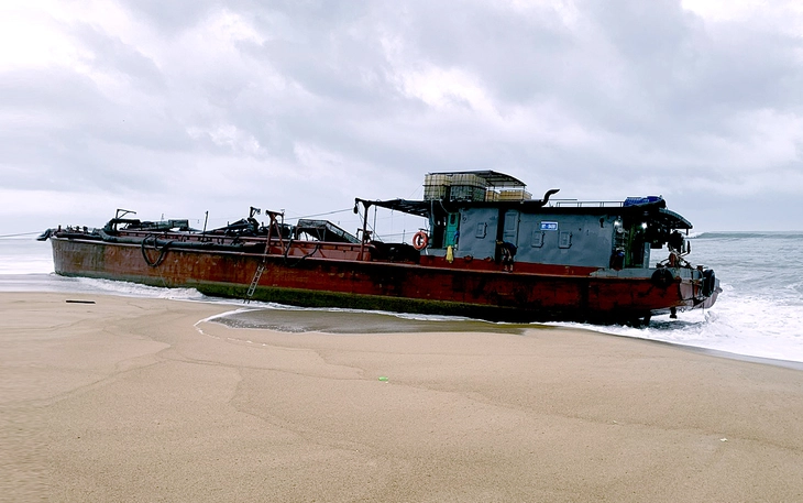 Tàu cá có chữ Trung Quốc mắc cạn tại vùng biển Dung Quất - Ảnh 4.