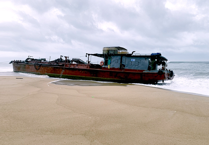 Tàu sắt bị sóng đánh mắc cạn ở Quảng Ngãi - Ảnh 1.
