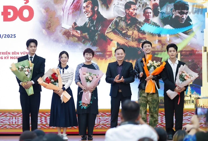 'Mưa đỏ' đạt 1 triệu lượt xem sau một ngày chiếu miễn phí - Ảnh 1. Mưa đỏ - Ảnh 1.