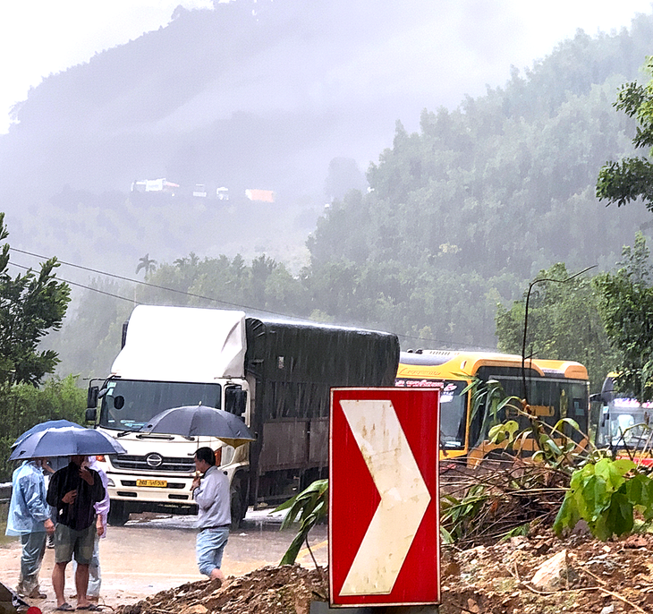 Mưa lớn, sạt lở chực chờ, tài xế không nên qua đèo Lò Xo thời điểm này - Ảnh 1.