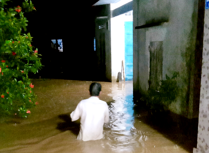 Lũ lên vào chiều tối, dân vùng bão số 13 ở đông Đắk Lắk lại lo chạy lụt - Ảnh 2.