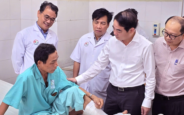 Giải cứu 2 tài xế xe tải chở hoa mắc kẹt trên đèo Khánh Lê - Ảnh 2.