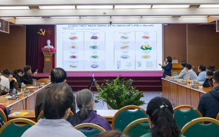 Đừng để cha mẹ ăn cơm một mình!  - Ảnh 2.