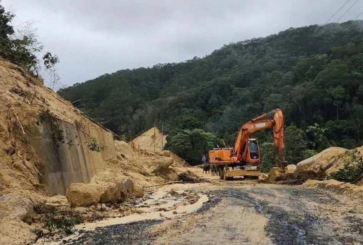 Mưa lớn kéo dài, quốc lộ 24 tiếp tục sạt lở, xe qua lại hết sức lưu ý - Ảnh 2.